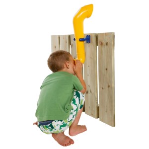 Kind benutzt gelb-blaues Axi Periskop an einem Gartenspielhaus. Zubehör für Spieltürme.