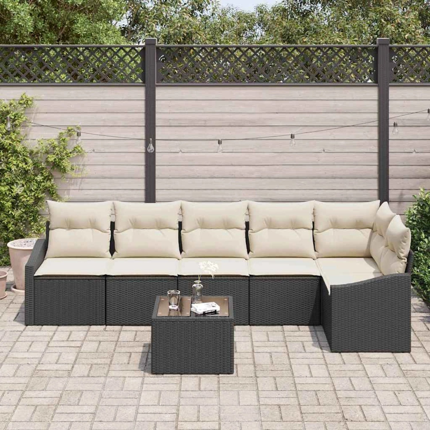 Schwarzes 7-teiliges Garten-Sofa-Set aus Poly Rattan von vidaXL mit Tisch und beigen Kissen.
