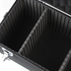 Offener HMF Alu Transportkoffer, schwarz, mit gepolstertem Innenraum und flexiblen Trennwänden für individuelle Aufbewahrung & Ordnung.