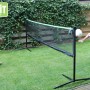 Schwarzes, verstellbares EXIT Sportnetz (155x300cm) im Garten mit spielenden Kindern.
