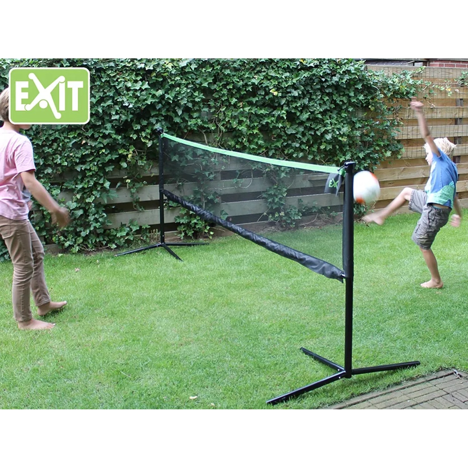 Schwarzes, verstellbares EXIT Sportnetz (155x300cm) im Garten mit spielenden Kindern.