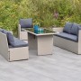 Merxx Lanzarote Garteneck-Set mit grauen Kissen und Tisch mit Glasplatte.