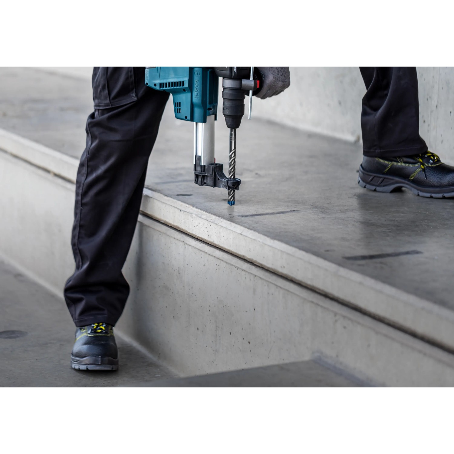 Bosch Expert Hammerbohrer SDS Plus-7X in Aktion beim Bohren in Beton.