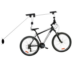 Wiltec Fahrradlift Deckenhalter mit Seilzug, der ein schwarzes Fahrrad platzsparend an der Decke aufhängt. Max. 20 kg.