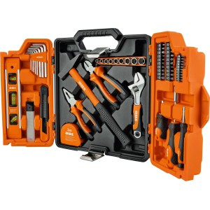 Geöffneter OBI Werkzeugkoffer (62-teilig) mit Hammer, Zangen, Schraubenschlüssel und weiterem Werkzeug.