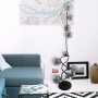 Moderne LED-Stehleuchte Riha von Globo, schwarz matt, mit neun rauchfarbenen Glaskugeln im Wohnzimmer.