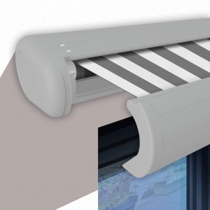 Detailaufnahme: Elektrische Kassettenmarkise, weiße Kassette, grau-weiß gestreiftes Tuch.
