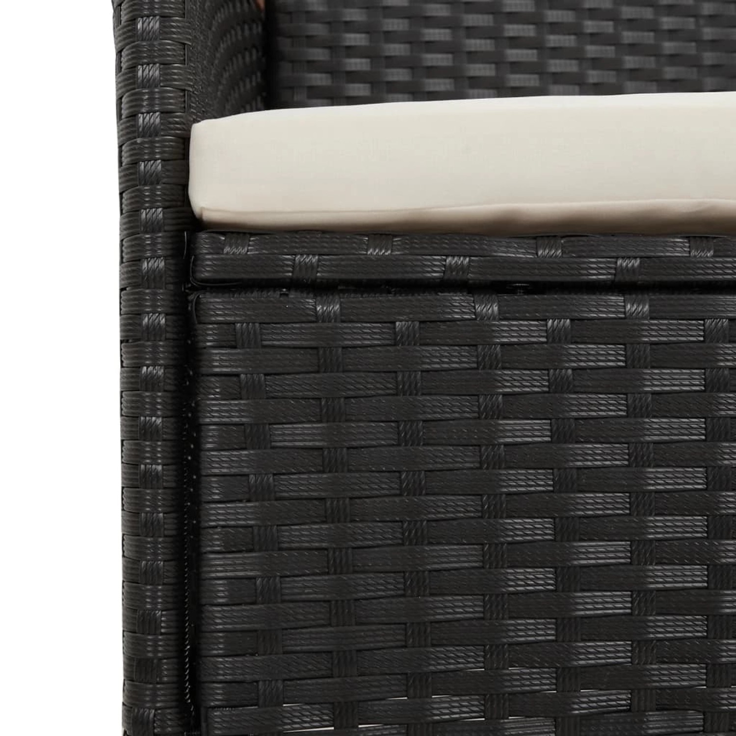 Detailansicht: Schwarzer Polyrattan Gartensessel mit cremefarbenem Kissen aus der vidaXL Essgruppe.