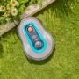 Gardena Mähroboter Sileno Smart Free 600 auf Rasen neben Blumenbeet.
