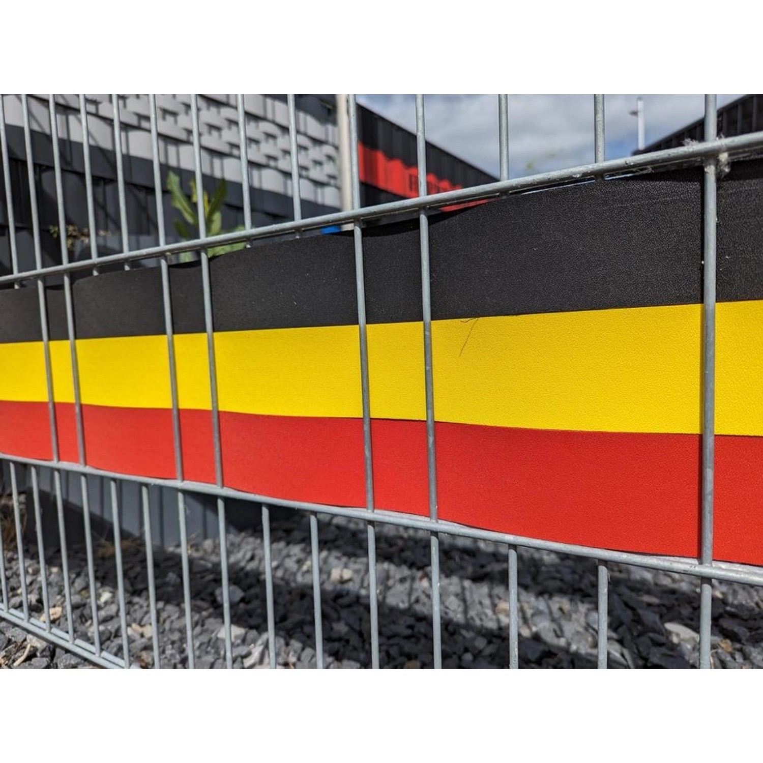 zaunzu Sichtschutzstreifen Belgien für Doppelstabmatten, Farben: Schwarz, Gelb, Rot.