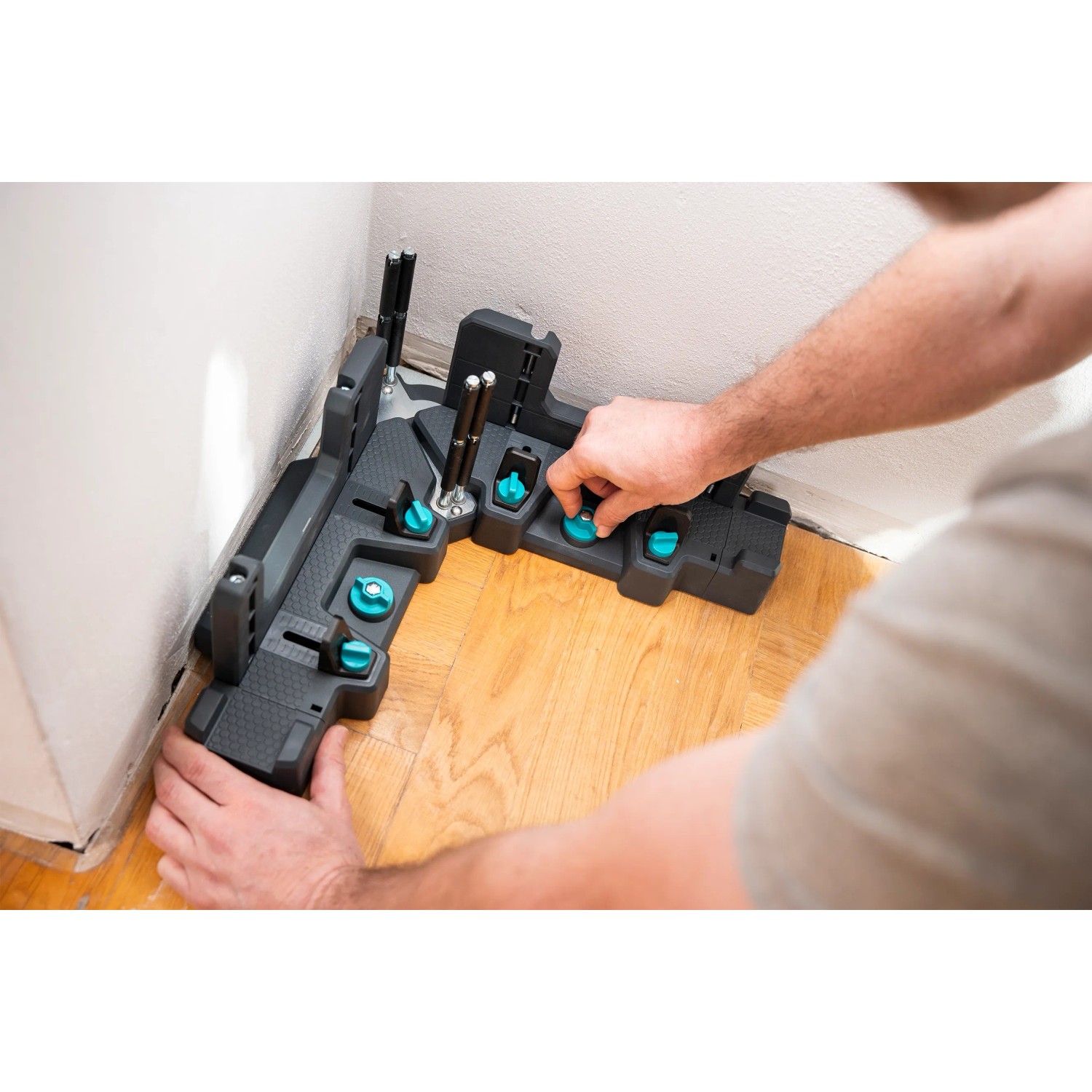 Wolfcraft Schmiege und Gehrungsschneidlade Pro in Anwendung zur Winkelmessung an einer Wand.