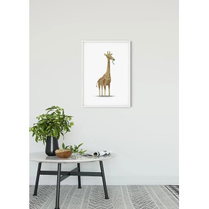 Komar Wandbild: Niedliche Giraffe (50x70 cm) im weißen Rahmen.