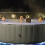 MSpa Lite Glow AirJet: Aufblasbarer Whirlpool mit Hydromassage und LED-Beleuchtung, genutzt von drei Personen.