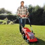 Einhell Akku-Rasenmäher GE-CM 36/37 Li Solo mit 45 l Fangkorb im Einsatz auf einer Rasenfläche.