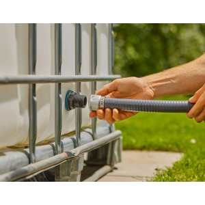 Gardena Einsteck-Tankverbinder Push In wird an Regentonne montiert.