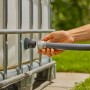 Gardena Einsteck-Tankverbinder Push In wird an Regentonne montiert.