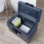 Offene, graue Yale Feuer- und Wasserschutz-Kassette (16,8 l) mit Dokumenten.