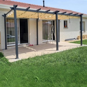 Moderne Aluminium Pergola mit beigem Schiebedach auf Terrasse. Ideal als Sonnenschutz für Garten und Outdoor.