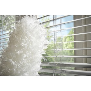 Leifheit Staubwedel Duster XL mit weißen Mikrofasern vor einem Fenster mit Jalousien.