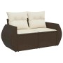 Braune 2-Sitzer Garten-Sofagarnitur aus Rattan mit cremefarbenen Kissen.