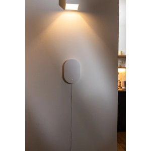 Weiße Abus Smartvest Pro Alarmanlage Zentrale an Wand montiert.