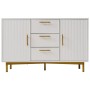 Weiße Kommode mit geriffelten Türen, 3 Schubladen, goldenen Griffen und Metallfüßen. Moderner Wohnzimmerschrank.