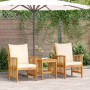 3-teiliges Garten-Lounge-Set aus Akazienholz mit cremefarbenen Kissen unter einem Sonnenschirm.