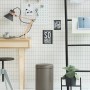 Brabantia Treteimer NewIcon 12L Platinum im Badezimmer, geräuschloser Deckelverschluss.