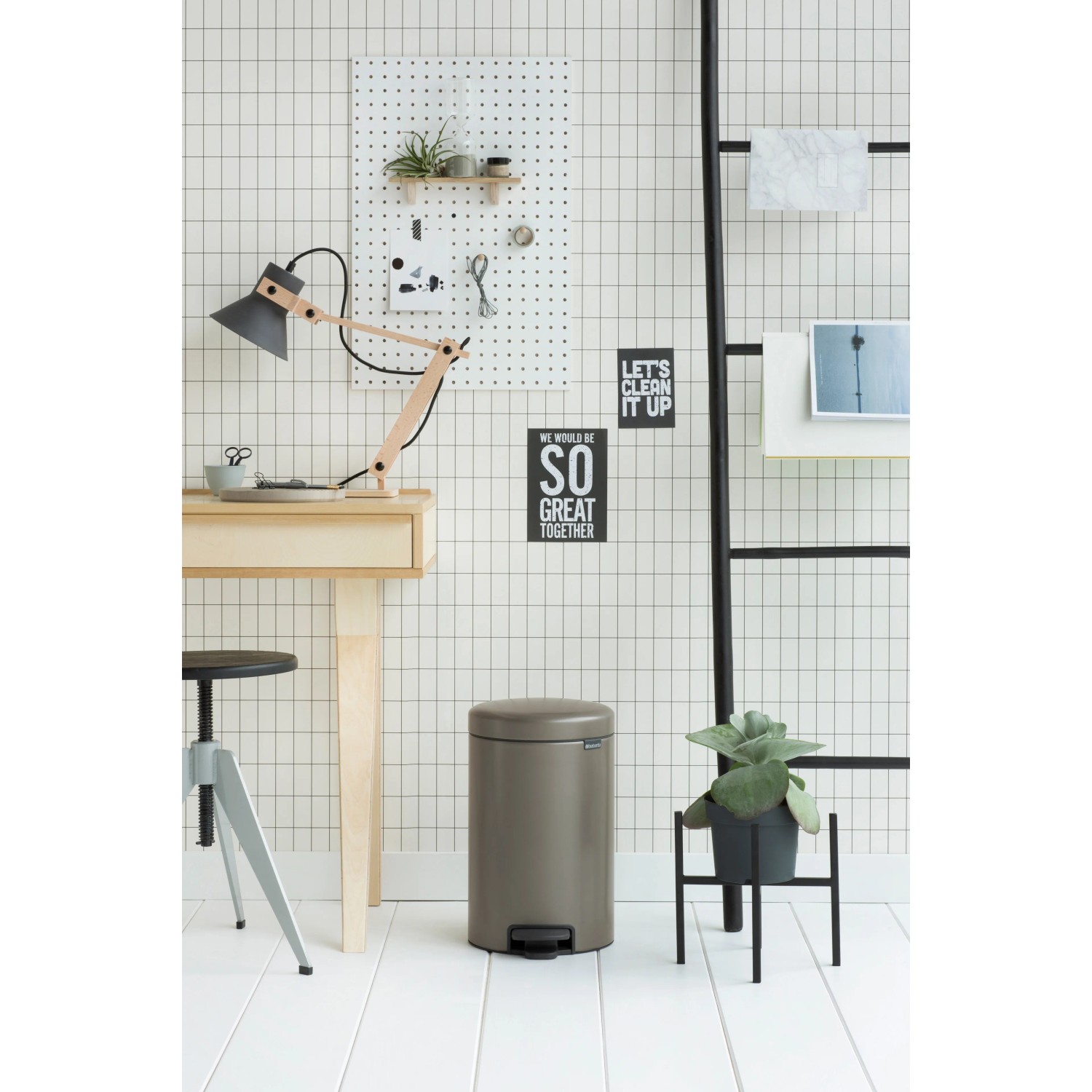 Brabantia Treteimer NewIcon 12L Platinum im Badezimmer, geräuschloser Deckelverschluss.