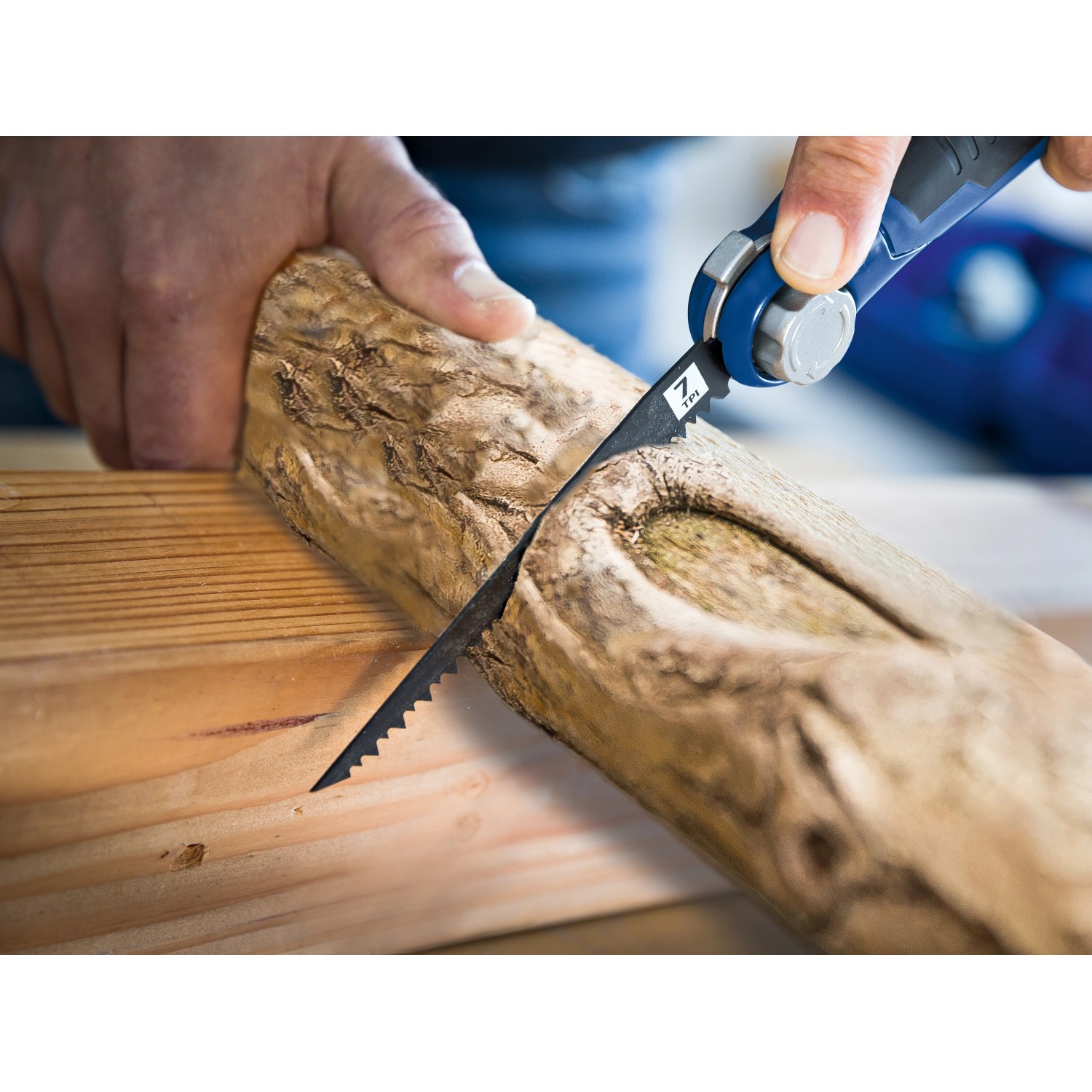 LUX Handsäbelsäge 150 mm schneidet Holz. Kompakte Säge für präzise Schnitte.