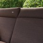 Kaffeebraune, gepolsterte Rückenlehne und Sitzfläche der Hollywoodschaukel Relax Smart Coffee mit Logo-Stickung im Garten.