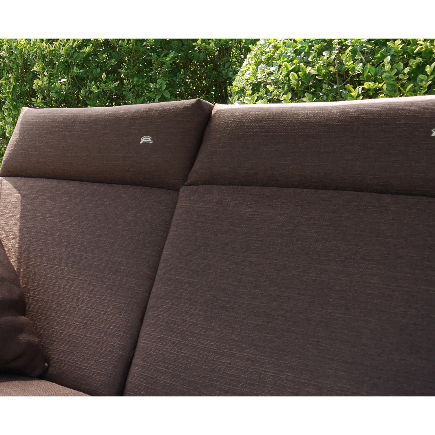 Kaffeebraune, gepolsterte Rückenlehne und Sitzfläche der Hollywoodschaukel Relax Smart Coffee mit Logo-Stickung im Garten.