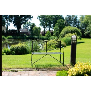 Mattschwarze Gartenbank Vesuv von Garden Pleasure, 111 cm breit, mit filigraner Rückenlehne im Grünen.