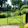 Mattschwarze Gartenbank Vesuv von Garden Pleasure, 111 cm breit, mit filigraner Rückenlehne im Grünen.