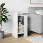 Moderner weißer vidaXL Beistelltisch mit 2 offenen Ablagen aus Holzwerkstoff, neben einem grauen Sofa, mit Büchern und einer Tasse.