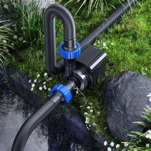 Sunsun Ctm-16000 Teichpumpe am Teichrand. Schwarze Filterpumpe mit Schläuchen und blauen Anschlüssen im Garten.