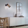 Schwarze Just Light Wandleuchte mit Rauchglas und Holzdetail. Moderner Spot für Wohnräume.