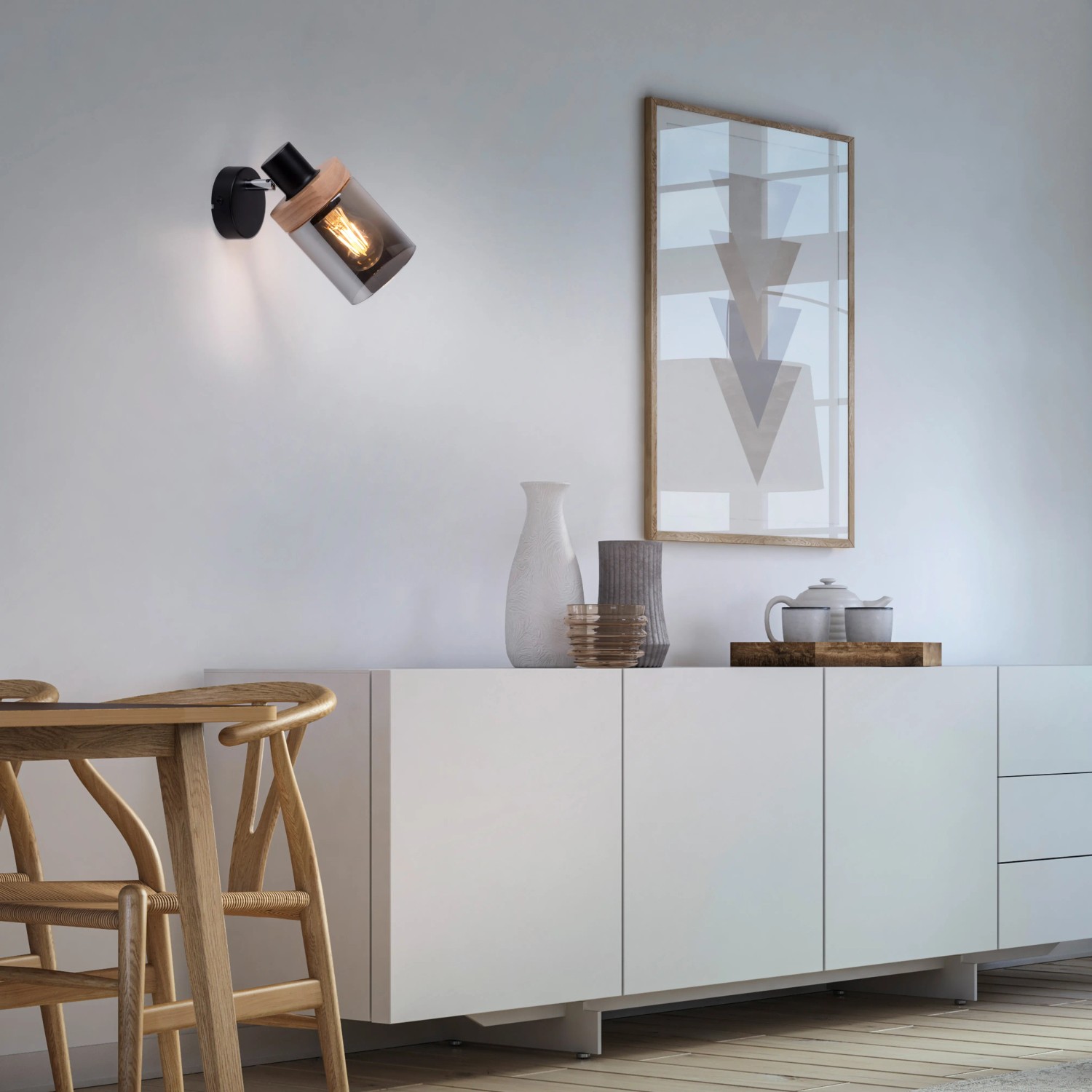 Schwarze Just Light Wandleuchte mit Rauchglas und Holzdetail. Moderner Spot für Wohnräume.