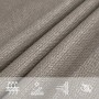 Nahaufnahme des hellgrauen HDPE Sonnensegels. Zeigt die atmungsaktive, wind- und wasserdurchlässige Webstruktur mit UV-Schutz.