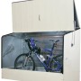 Geöffnete, hellbeige Duramax Fahrradbox mit Fahrrad und Helm darin.
