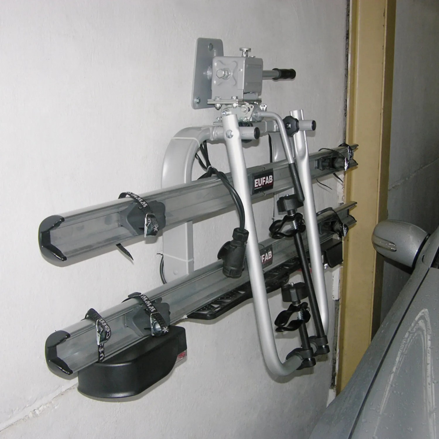 Eufab Wandhalterung für Fahrradträger zur platzsparenden Aufbewahrung an der Wand.