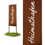 Rostbrauner Gartenstecker aus Eisen mit weißem 'Heimathafen' Schriftzug. Dekorative Figur für Garten, wetterfest.
