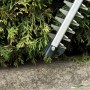 Einhell Akku-Heckenschere GC-CH 1855/1 Li Kit beim Heckenschnitt, Messer im Detail.