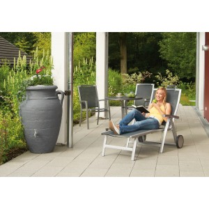 Garantia Regenwasser-Amphore Antik 360 l Darkgranite mit Pflanzschale im Garten.