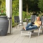 Garantia Regenwasser-Amphore Antik 360 l Darkgranite mit Pflanzschale im Garten.