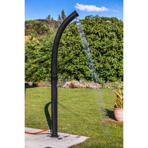 Schwarze, gebogene Gre Solardusche aus PVC mit Wasserstrahl im Garten.