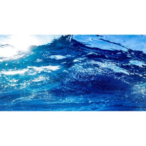 Tiefblaues Ozeanwasser mit Sonnenlicht, das durch Wellen bricht. Selbstklebende Aquariumrückwand mit Ocean-Motiv.