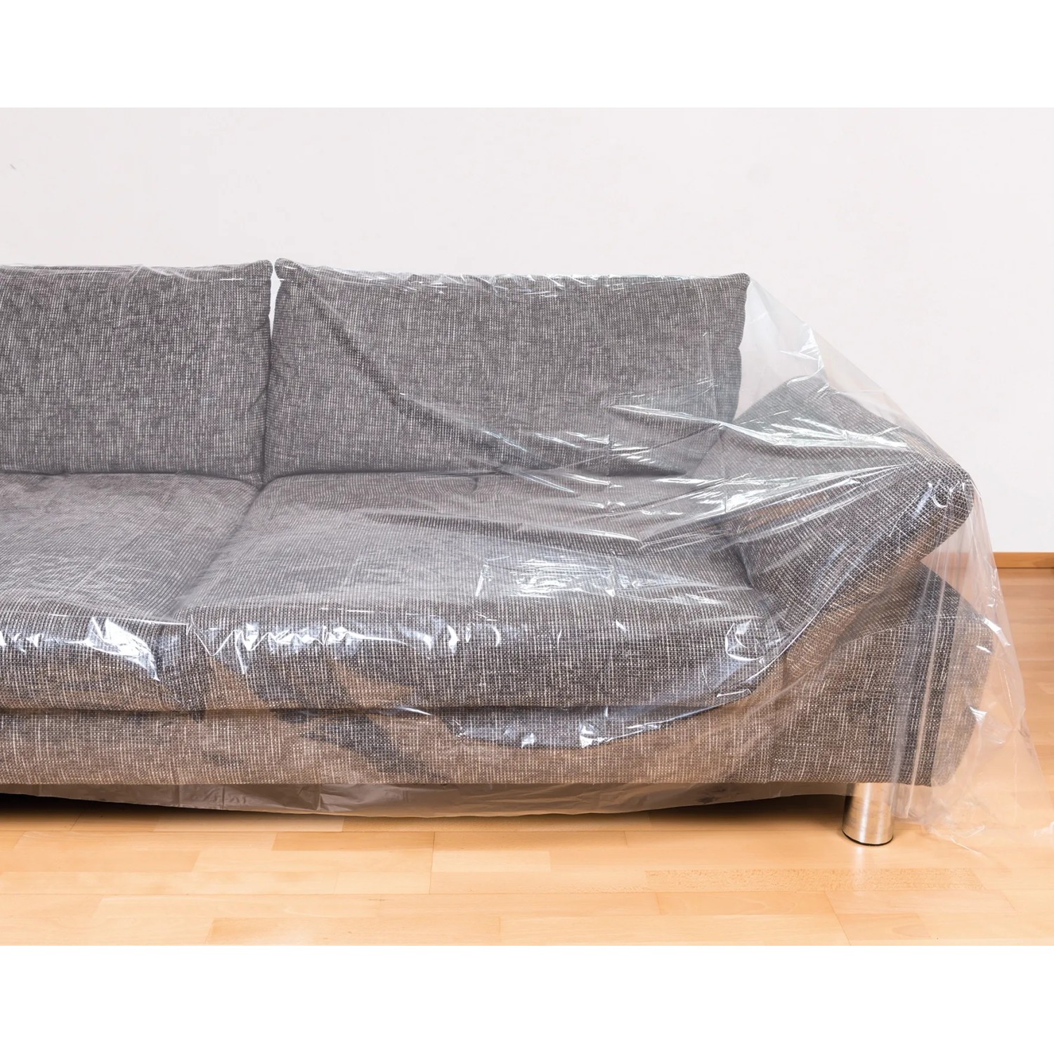 Couch mit transparenter Couchhülle (2er-Pack) zum Schutz vor Staub und Schmutz, ideal für Umzug und Lagerung.
