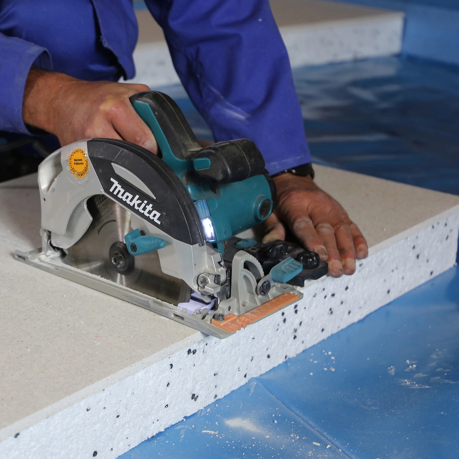 Zuschnitt einer EPS Dachboden-Dämmplatte (120mm) mit einer Kreissäge.