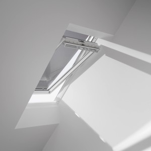 Velux Hitzeschutz-Markise MHL CK00 5060 am Dachfenster, von innen montiert.